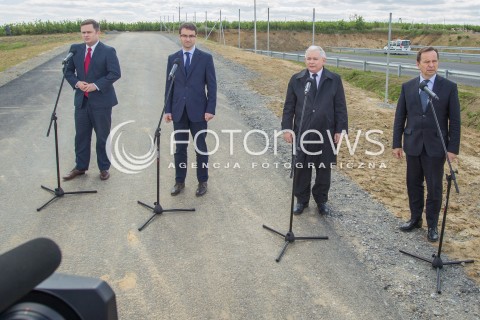  05.05.2014 SWILCZA<br />WIZYTA PREZESA PIS JAROSLAWA KACZYNSKIEGO NA PODKARPACIU<br />PREZES PIS NA NIEDOKOCZONYM ODCINKU DROGI EKSPRESOWEJ S19 W SWILCZY KOLO RZESZOWA<br />N/Z ADAM HOFMAN JAROSLAW KACZYNSKI TOMASZ POREBA WLADYSLAW ORTYL<br /> 
