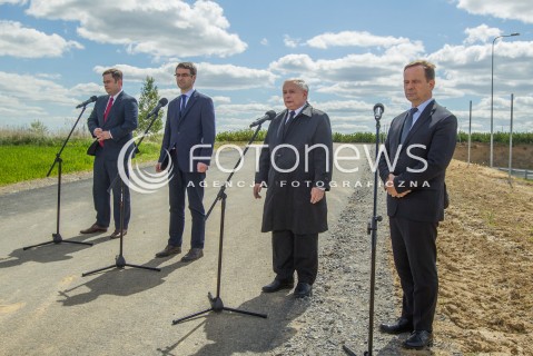  05.05.2014 SWILCZA<br />WIZYTA PREZESA PIS JAROSLAWA KACZYNSKIEGO NA PODKARPACIU<br />PREZES PIS NA NIEDOKOCZONYM ODCINKU DROGI EKSPRESOWEJ S19 W SWILCZY KOLO RZESZOWA<br />N/Z ADAM HOFMAN JAROSLAW KACZYNSKI TOMASZ POREBA WLADYSLAW ORTYL<br /> 