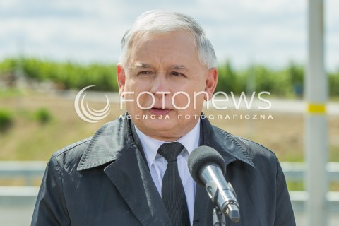  05.05.2014 SWILCZA<br />WIZYTA PREZESA PIS JAROSLAWA KACZYNSKIEGO NA PODKARPACIU<br />PREZES PIS NA NIEDOKOCZONYM ODCINKU DROGI EKSPRESOWEJ S19 W SWILCZY KOLO RZESZOWA<br />N/Z JAROSLAW KACZYNSKI<br /> 