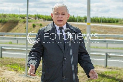  05.05.2014 SWILCZA<br />WIZYTA PREZESA PIS JAROSLAWA KACZYNSKIEGO NA PODKARPACIU<br />PREZES PIS NA NIEDOKOCZONYM ODCINKU DROGI EKSPRESOWEJ S19 W SWILCZY KOLO RZESZOWA<br />N/Z JAROSLAW KACZYNSKI<br /> 