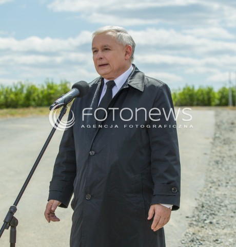  05.05.2014 SWILCZA<br />WIZYTA PREZESA PIS JAROSLAWA KACZYNSKIEGO NA PODKARPACIU<br />PREZES PIS NA NIEDOKOCZONYM ODCINKU DROGI EKSPRESOWEJ S19 W SWILCZY KOLO RZESZOWA<br />N/Z JAROSLAW KACZYNSKI<br /> 