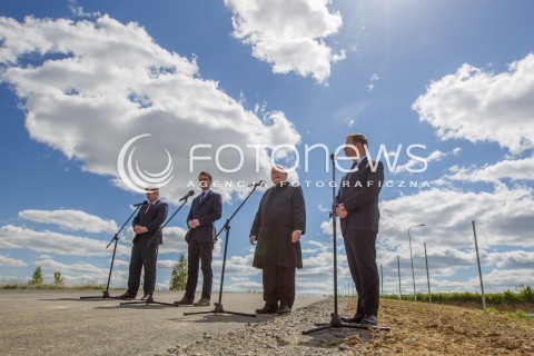  05.05.2014 SWILCZA<br />WIZYTA PREZESA PIS JAROSLAWA KACZYNSKIEGO NA PODKARPACIU<br />PREZES PIS NA NIEDOKOCZONYM ODCINKU DROGI EKSPRESOWEJ S19 W SWILCZY KOLO RZESZOWA<br />N/Z ADAM HOFMAN JAROSLAW KACZYNSKI TOMASZ POREBA WLADYSLAW ORTYL<br /> 