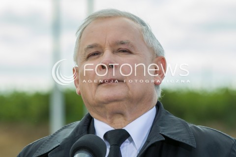  05.05.2014 SWILCZA<br />WIZYTA PREZESA PIS JAROSLAWA KACZYNSKIEGO NA PODKARPACIU<br />PREZES PIS NA NIEDOKOCZONYM ODCINKU DROGI EKSPRESOWEJ S19 W SWILCZY KOLO RZESZOWA<br />N/Z JAROSLAW KACZYNSKI<br /> 