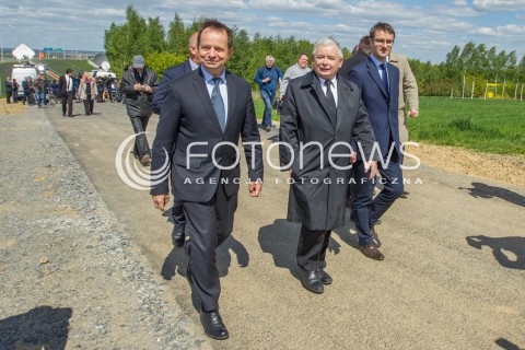  05.05.2014 SWILCZA<br />WIZYTA PREZESA PIS JAROSLAWA KACZYNSKIEGO NA PODKARPACIU<br />PREZES PIS NA NIEDOKOCZONYM ODCINKU DROGI EKSPRESOWEJ S19 W SWILCZY KOLO RZESZOWA<br />N/Z JAROSLAW KACZYNSKI WLADYSLAW ORTYL TOMASZ POREBA<br /> 