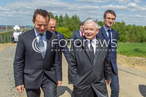  05.05.2014 SWILCZA<br />WIZYTA PREZESA PIS JAROSLAWA KACZYNSKIEGO NA PODKARPACIU<br />PREZES PIS NA NIEDOKOCZONYM ODCINKU DROGI EKSPRESOWEJ S19 W SWILCZY KOLO RZESZOWA<br />N/Z JAROSLAW KACZYNSKI WLADYSLAW ORTYL TOMASZ POREBA<br /> 