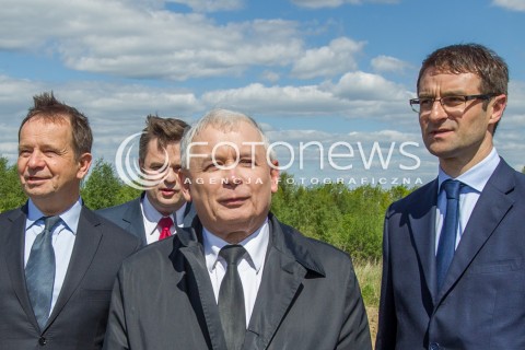  05.05.2014 SWILCZA<br />WIZYTA PREZESA PIS JAROSLAWA KACZYNSKIEGO NA PODKARPACIU<br />PREZES PIS NA NIEDOKOCZONYM ODCINKU DROGI EKSPRESOWEJ S19 W SWILCZY KOLO RZESZOWA<br />N/Z JAROSLAW KACZYNSKI WLADYSLAW ORTYL TOMASZ POREBA ADAM HOFMAN<br /> 