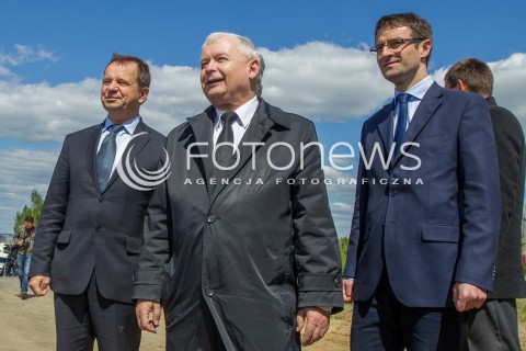  05.05.2014 SWILCZA<br />WIZYTA PREZESA PIS JAROSLAWA KACZYNSKIEGO NA PODKARPACIU<br />PREZES PIS NA NIEDOKOCZONYM ODCINKU DROGI EKSPRESOWEJ S19 W SWILCZY KOLO RZESZOWA<br />N/Z JAROSLAW KACZYNSKI WLADYSLAW ORTYL TOMASZ POREBA<br /> 
