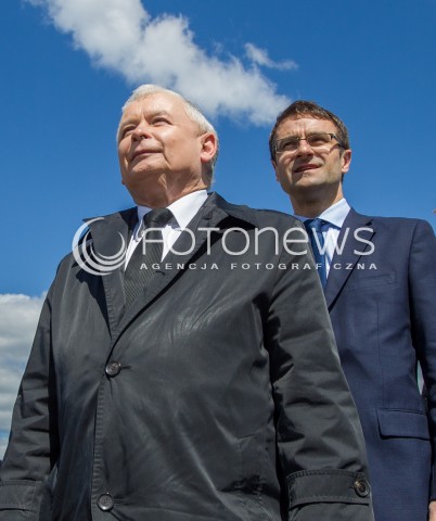  05.05.2014 SWILCZA<br />WIZYTA PREZESA PIS JAROSLAWA KACZYNSKIEGO NA PODKARPACIU<br />PREZES PIS NA NIEDOKOCZONYM ODCINKU DROGI EKSPRESOWEJ S19 W SWILCZY KOLO RZESZOWA<br />N/Z JAROSLAW KACZYNSKI TOMASZ POREBA<br /> 
