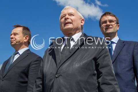  05.05.2014 SWILCZA<br />WIZYTA PREZESA PIS JAROSLAWA KACZYNSKIEGO NA PODKARPACIU<br />PREZES PIS NA NIEDOKOCZONYM ODCINKU DROGI EKSPRESOWEJ S19 W SWILCZY KOLO RZESZOWA<br />N/Z JAROSLAW KACZYNSKI WLADYSLAW ORTYL TOMASZ POREBA<br /> 