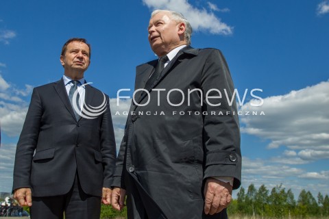  05.05.2014 SWILCZA<br />WIZYTA PREZESA PIS JAROSLAWA KACZYNSKIEGO NA PODKARPACIU<br />PREZES PIS NA NIEDOKOCZONYM ODCINKU DROGI EKSPRESOWEJ S19 W SWILCZY KOLO RZESZOWA<br />N/Z JAROSLAW KACZYNSKI WLADYSLAW ORTYL<br /> 