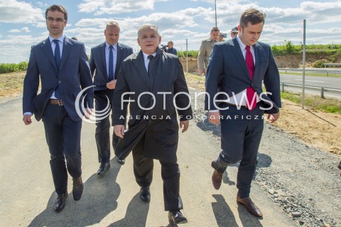  05.05.2014 SWILCZA<br />WIZYTA PREZESA PIS JAROSLAWA KACZYNSKIEGO NA PODKARPACIU<br />PREZES PIS NA NIEDOKOCZONYM ODCINKU DROGI EKSPRESOWEJ S19 W SWILCZY KOLO RZESZOWA<br />N/Z JAROSLAW KACZYNSKI WLADYSLAW ORTYL TOMASZ POREBA ADAM HOFMAN<br /> 