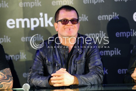  06.05.2013 WARSZAWA<br />SPOTKANIE Z ZESPOLEM KOMBI W EMPIKU<br />N/Z WALDEMAR TKACZYK<br /> 