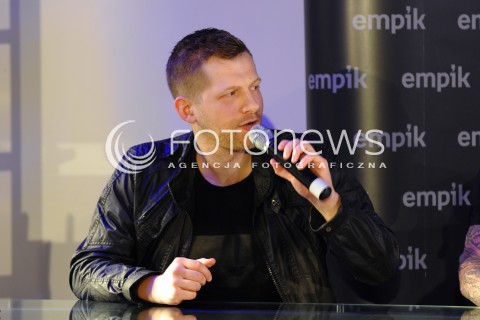  06.05.2013 WARSZAWA<br />SPOTKANIE Z ZESPOLEM KOMBI W EMPIKU<br />N/Z ADAM TKACZYK<br /> 