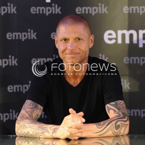  06.05.2013 WARSZAWA<br />SPOTKANIE Z ZESPOLEM KOMBII W EMPIKU<br />N/Z HORNY ADAM TKACZYK<br /> 