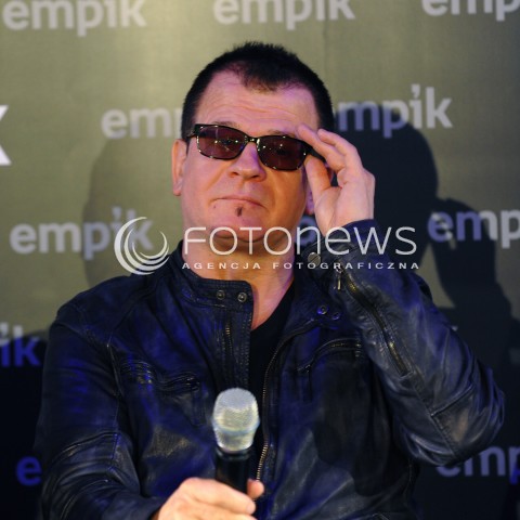  06.05.2013 WARSZAWA<br />SPOTKANIE Z ZESPOLEM KOMBII W EMPIKU<br />N/Z WALDEMAR TKACZYK<br /> 