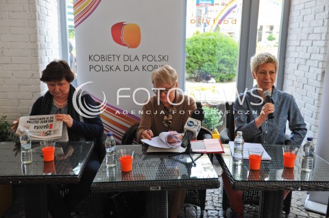  07.05.2014 WARSZAWA<br />KONFERENCJA PRASOWA KONGRESU KOBIET<br />N/Z HENRYKA BOCHNIARZ MAGDALENA SRODA DOROTA WARAKOMSKA <br /> 