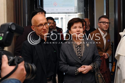  08.05.2014 WARSZAWA <br />DEBATA OD TECZY DO NIENAWISCI W STUDIOBARZE<br />N/Z PREZYDENT WARSZAWY HANNA GRONKIEWICZ WALTZ PIOTR PACEWICZ <br /> 