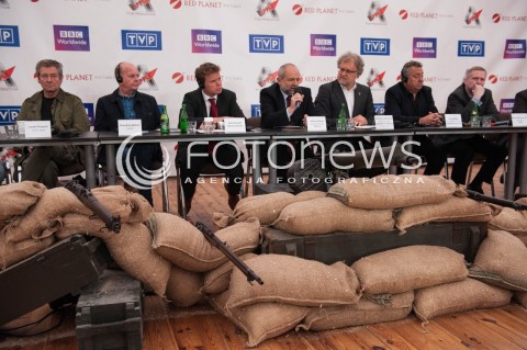  08.05.2014 WARSZAWA<br />
KONFERENCJA PRASOWA DZWONY WOJNY<br />
N/Z JACEK PETRYCKI  BRENDAN  MAHER PREZES TVP JANUSZ BRAUN DARIUSZ JABLONSKI TONY JORDAN DYREKTOR TVP1 PIOTR RADZISZEWSKI<br />
 