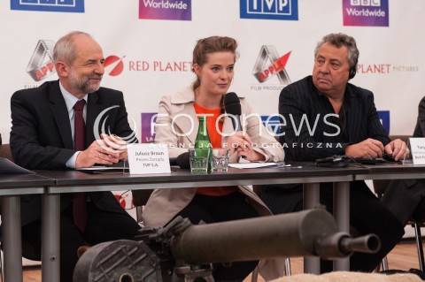  08.05.2014 WARSZAWA<br />
KONFERENCJA PRASOWA DZWONY WOJNY<br />
N/Z PREZES TVP JANUSZ BRAUN ERIKA KARKUSZEWSKA TONY JORDAN<br />
 