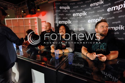  09.05.2014 WARSZAWA <br />SPOTKANIE Z ZESPOLEM CHEMIA W EMPIKU<br />N/Z RAFAL STEPIEN KRZYSZTOF JAWORSKI WOJCIECH BALCZUN LUKASZ DRAPALA<br /> 