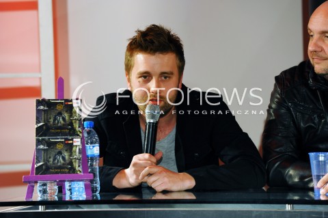  09.05.2014 WARSZAWA <br />SPOTKANIE Z ZESPOLEM CHEMIA W EMPIKU<br />N/Z RAFAL STEPIEN <br /> 