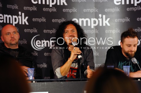  09.05.2014 WARSZAWA <br />SPOTKANIE Z ZESPOLEM CHEMIA W EMPIKU<br />N/Z KRZYSZTOF JAWORSKI WOJCIECH BALCZUN LUKASZ DRAPALA<br /> 