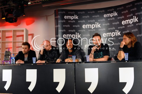  09.05.2014 WARSZAWA <br />SPOTKANIE Z ZESPOLEM CHEMIA W EMPIKU<br />N/Z RAFAL STEPIEN KRZYSZTOF JAWORSKI WOJCIECH BALCZUN LUKASZ DRAPALA ADAM KRAM <br /> 