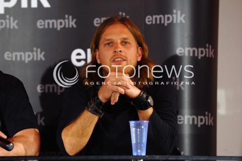  09.05.2014 WARSZAWA <br />SPOTKANIE Z ZESPOLEM CHEMIA W EMPIKU<br />N/Z ADAM KRAM <br /> 