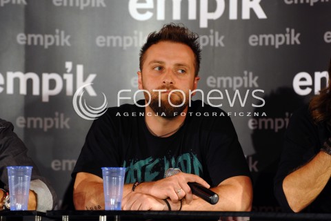  09.05.2014 WARSZAWA <br />SPOTKANIE Z ZESPOLEM CHEMIA W EMPIKU<br />N/Z LUKASZ DRAPALA LUKE<br /> 