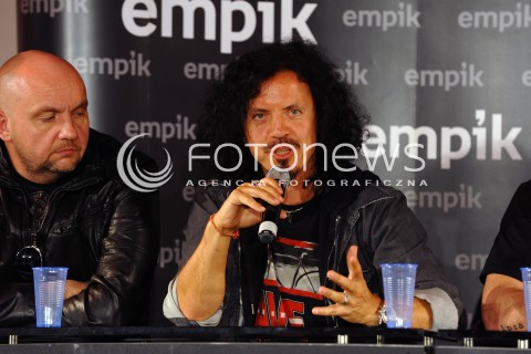  09.05.2014 WARSZAWA <br />SPOTKANIE Z ZESPOLEM CHEMIA W EMPIKU<br />N/Z WOJCIECH BALCZUN WOYTEK<br /> 