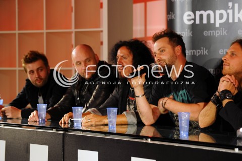  09.05.2014 WARSZAWA <br />SPOTKANIE Z ZESPOLEM CHEMIA W EMPIKU<br />N/Z RAFAL STEPIEN KRZYSZTOF JAWORSKI WOJCIECH BALCZUN LUKASZ DRAPALA ADAM KRAM <br /> 