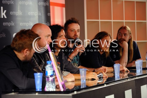  09.05.2014 WARSZAWA <br />SPOTKANIE Z ZESPOLEM CHEMIA W EMPIKU<br />N/Z RAFAL STEPIEN KRZYSZTOF JAWORSKI WOJCIECH BALCZUN LUKASZ DRAPALA ADAM KRAM <br /> 