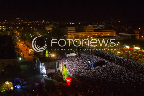  09.05.2014 RZESZOW<br />XXI RZESZOWSKIE JUWENALIA<br />KONCERT ZESPOLU ENEJ<br />N/Z STUDENCI ZABAWA PANORAMA WIDOK VIEW MIASTECZKO AKADEMICKIE SCENA TLUMY STUDENTOW<br /> 