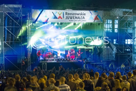  09.05.2014 RZESZOW<br />XXI RZESZOWSKIE JUWENALIA<br />KONCERT ZESPOLU ENEJ<br />N/Z STUDENCI ZABAWA PANORAMA WIDOK VIEW MIASTECZKO AKADEMICKIE SCENA TLUMY STUDENTOW<br /> 