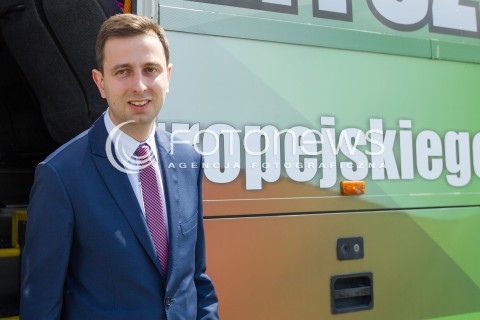 10.05.2014 RZESZOW<br />MINISTER PRACY I POLITYKI SPOLECZNEJ WLADYSLAW KOSINIAK - KAMYSZ PODCZAS PREZENTACJI KAMYSZOBUSA - AUTOBUSU KTORYM MINISTER BEDZIE PODROZOWAL PO PODKARPACIU PRZED WYBORAMI DO PARLAMENTU EUROPEJSKIEGO<br />N/Z MINISTER WLADYSLAW KOSINIAK - KAMYSZ<br /> 