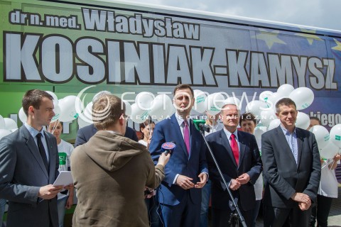  10.05.2014 RZESZOW<br />MINISTER PRACY I POLITYKI SPOLECZNEJ WLADYSLAW KOSINIAK - KAMYSZ PODCZAS PREZENTACJI KAMYSZOBUSA - AUTOBUSU KTORYM MINISTER BEDZIE PODROZOWAL PO PODKARPACIU PRZED WYBORAMI DO PARLAMENTU EUROPEJSKIEGO<br />N/Z MINISTER WLADYSLAW KOSINIAK - KAMYSZ DARIUSZ DZIADZIO JAN BURY<br /> 