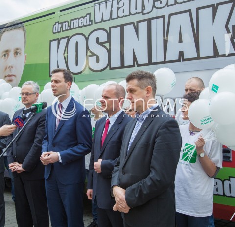  10.05.2014 RZESZOW<br />MINISTER PRACY I POLITYKI SPOLECZNEJ WLADYSLAW KOSINIAK - KAMYSZ PODCZAS PREZENTACJI KAMYSZOBUSA - AUTOBUSU KTORYM MINISTER BEDZIE PODROZOWAL PO PODKARPACIU PRZED WYBORAMI DO PARLAMENTU EUROPEJSKIEGO<br />N/Z MINISTER WLADYSLAW KOSINIAK - KAMYSZ DARIUSZ DZIADZIO JAN BURY WOJCIECH WEGRZYN<br /> 