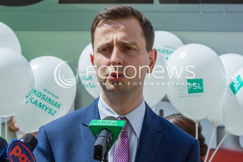  10.05.2014 RZESZOW<br />MINISTER PRACY I POLITYKI SPOLECZNEJ WLADYSLAW KOSINIAK - KAMYSZ PODCZAS PREZENTACJI KAMYSZOBUSA - AUTOBUSU KTORYM MINISTER BEDZIE PODROZOWAL PO PODKARPACIU PRZED WYBORAMI DO PARLAMENTU EUROPEJSKIEGO<br />N/Z MINISTER WLADYSLAW KOSINIAK - KAMYSZ<br /> 