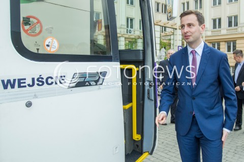  10.05.2014 RZESZOW<br />MINISTER PRACY I POLITYKI SPOLECZNEJ WLADYSLAW KOSINIAK - KAMYSZ PODCZAS PREZENTACJI KAMYSZOBUSA - AUTOBUSU KTORYM MINISTER BEDZIE PODROZOWAL PO PODKARPACIU PRZED WYBORAMI DO PARLAMENTU EUROPEJSKIEGO<br />N/Z MINISTER WLADYSLAW KOSINIAK - KAMYSZ<br /> 