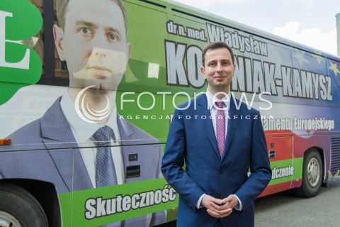  10.05.2014 RZESZOW<br />MINISTER PRACY I POLITYKI SPOLECZNEJ WLADYSLAW KOSINIAK - KAMYSZ PODCZAS PREZENTACJI KAMYSZOBUSA - AUTOBUSU KTORYM MINISTER BEDZIE PODROZOWAL PO PODKARPACIU PRZED WYBORAMI DO PARLAMENTU EUROPEJSKIEGO<br />N/Z MINISTER WLADYSLAW KOSINIAK - KAMYSZ<br /> 