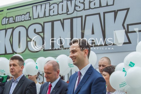  10.05.2014 RZESZOW<br />MINISTER PRACY I POLITYKI SPOLECZNEJ WLADYSLAW KOSINIAK - KAMYSZ PODCZAS PREZENTACJI KAMYSZOBUSA - AUTOBUSU KTORYM MINISTER BEDZIE PODROZOWAL PO PODKARPACIU PRZED WYBORAMI DO PARLAMENTU EUROPEJSKIEGO<br />N/Z MINISTER WLADYSLAW KOSINIAK - KAMYSZ DARIUSZ DZIADZIO JAN BURY<br /> 