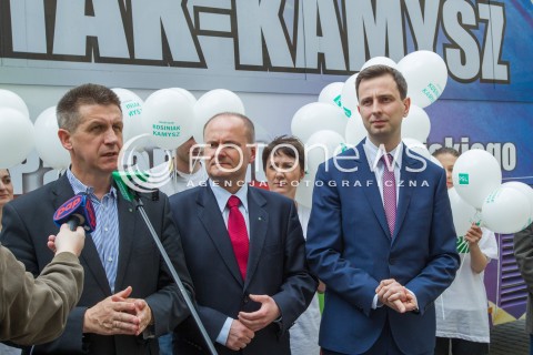  10.05.2014 RZESZOW<br />MINISTER PRACY I POLITYKI SPOLECZNEJ WLADYSLAW KOSINIAK - KAMYSZ PODCZAS PREZENTACJI KAMYSZOBUSA - AUTOBUSU KTORYM MINISTER BEDZIE PODROZOWAL PO PODKARPACIU PRZED WYBORAMI DO PARLAMENTU EUROPEJSKIEGO<br />N/Z MINISTER WLADYSLAW KOSINIAK - KAMYSZ DARIUSZ DZIADZIO JAN BURY<br /> 