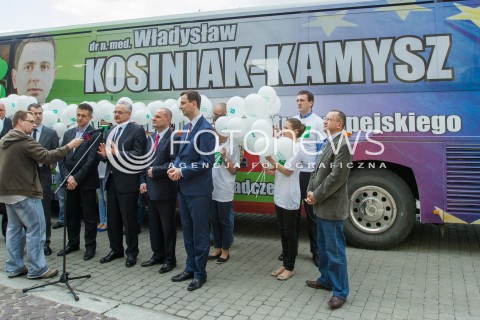  10.05.2014 RZESZOW<br />MINISTER PRACY I POLITYKI SPOLECZNEJ WLADYSLAW KOSINIAK - KAMYSZ PODCZAS PREZENTACJI KAMYSZOBUSA - AUTOBUSU KTORYM MINISTER BEDZIE PODROZOWAL PO PODKARPACIU PRZED WYBORAMI DO PARLAMENTU EUROPEJSKIEGO<br />N/Z MINISTER WLADYSLAW KOSINIAK - KAMYSZ DARIUSZ DZIADZIO JAN BURY WOJCIECH WEGRZYN<br /> 