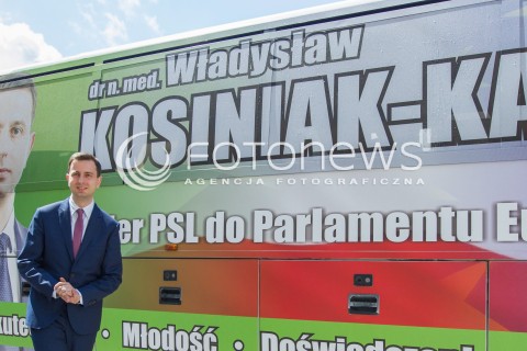  10.05.2014 RZESZOW<br />MINISTER PRACY I POLITYKI SPOLECZNEJ WLADYSLAW KOSINIAK - KAMYSZ PODCZAS PREZENTACJI KAMYSZOBUSA - AUTOBUSU KTORYM MINISTER BEDZIE PODROZOWAL PO PODKARPACIU PRZED WYBORAMI DO PARLAMENTU EUROPEJSKIEGO<br />N/Z MINISTER WLADYSLAW KOSINIAK - KAMYSZ<br /> 