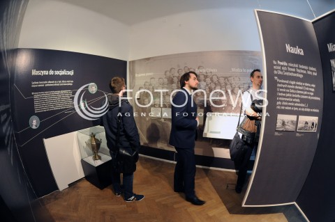  13.05.2014 WARSZAWA <br />WYSTAWA NOWI WARSZAWIACY HISTORIE AWANSOW SPOLECZNYCH DRUGIEJ POLOWY XIX WIEKU W MUZEUM WOLI<br />N/Z WYSTAWA WIDZOWIE<br /> 