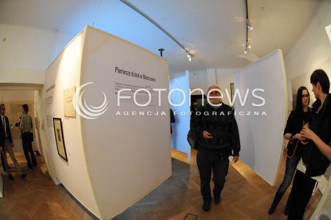  13.05.2014 WARSZAWA <br />WYSTAWA NOWI WARSZAWIACY HISTORIE AWANSOW SPOLECZNYCH DRUGIEJ POLOWY XIX WIEKU W MUZEUM WOLI<br />N/Z WYSTAWA WIDZOWIE<br /> 