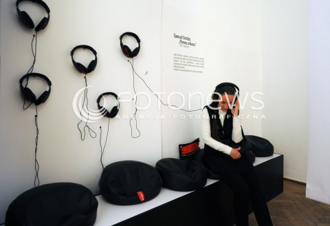  13.05.2014 WARSZAWA <br />WYSTAWA NOWI WARSZAWIACY HISTORIE AWANSOW SPOLECZNYCH DRUGIEJ POLOWY XIX WIEKU W MUZEUM WOLI<br />N/Z WYSTAWA WIDZ WIDZOWIE SLUCHACZ SLUCHAWKI<br /> 