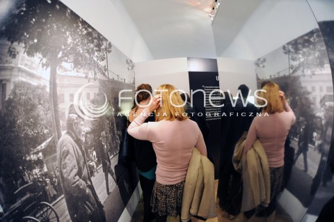  13.05.2014 WARSZAWA <br />WYSTAWA NOWI WARSZAWIACY HISTORIE AWANSOW SPOLECZNYCH DRUGIEJ POLOWY XIX WIEKU W MUZEUM WOLI<br />N/Z WYSTAWA WIDZOWIE<br /> 