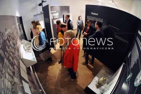  13.05.2014 WARSZAWA <br />WYSTAWA NOWI WARSZAWIACY HISTORIE AWANSOW SPOLECZNYCH DRUGIEJ POLOWY XIX WIEKU W MUZEUM WOLI<br />N/Z WYSTAWA WIDZOWIE<br /> 