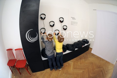  13.05.2014 WARSZAWA <br />WYSTAWA NOWI WARSZAWIACY HISTORIE AWANSOW SPOLECZNYCH DRUGIEJ POLOWY XIX WIEKU W MUZEUM WOLI<br />N/Z WYSTAWA DZIECI SLUCHAWKI SLUCHACZ SLUCHACZE WIDZOWIE<br /> 